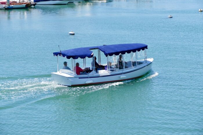 Seattle electric boat rental for group excursions DMC ideas